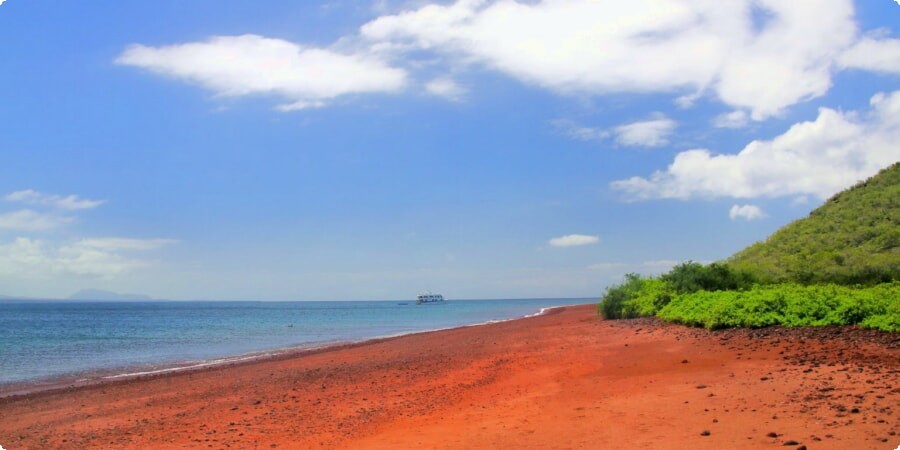 Marcher sur les marées pourpres : la plage de sable rouge de l'île de Rábida