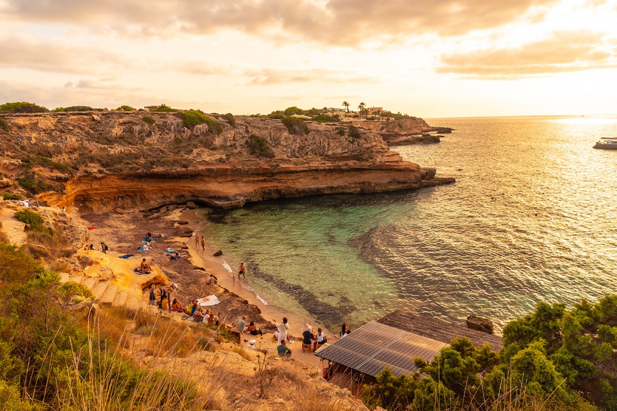 Ibiza für Naturliebhaber: Friedliche Strände und Küstenwege
