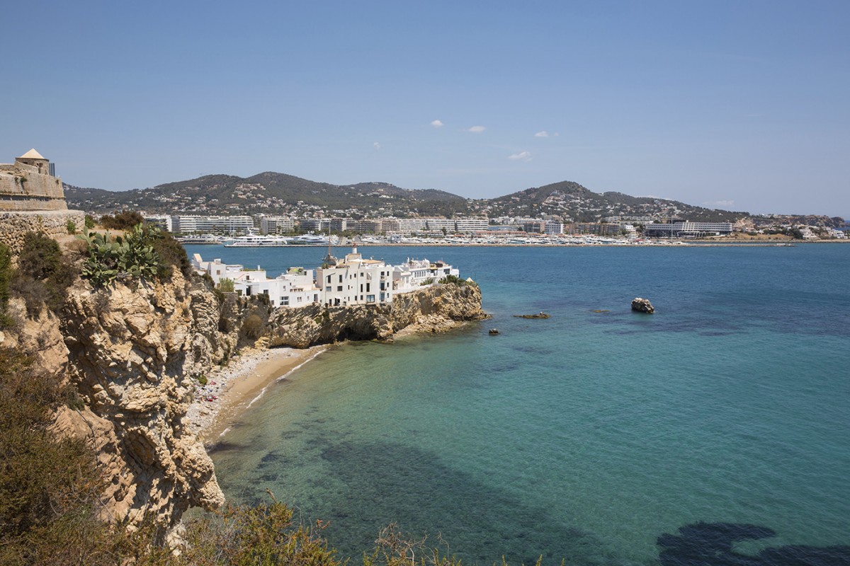 Ibiza für Naturliebhaber: Friedliche Strände und Küstenwege