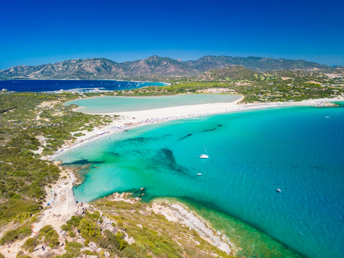 心と体を癒す静かなヨーロッパのビーチ