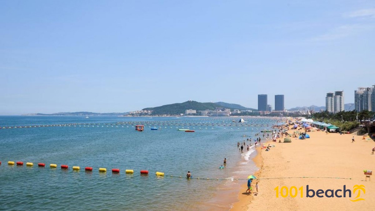 Вэйхай китай отдых на море. Вэйхай (Weihai). Вэйхай Международный пляж. Пляж Китай Вэйхай. Вэйхай Китай желтое море.